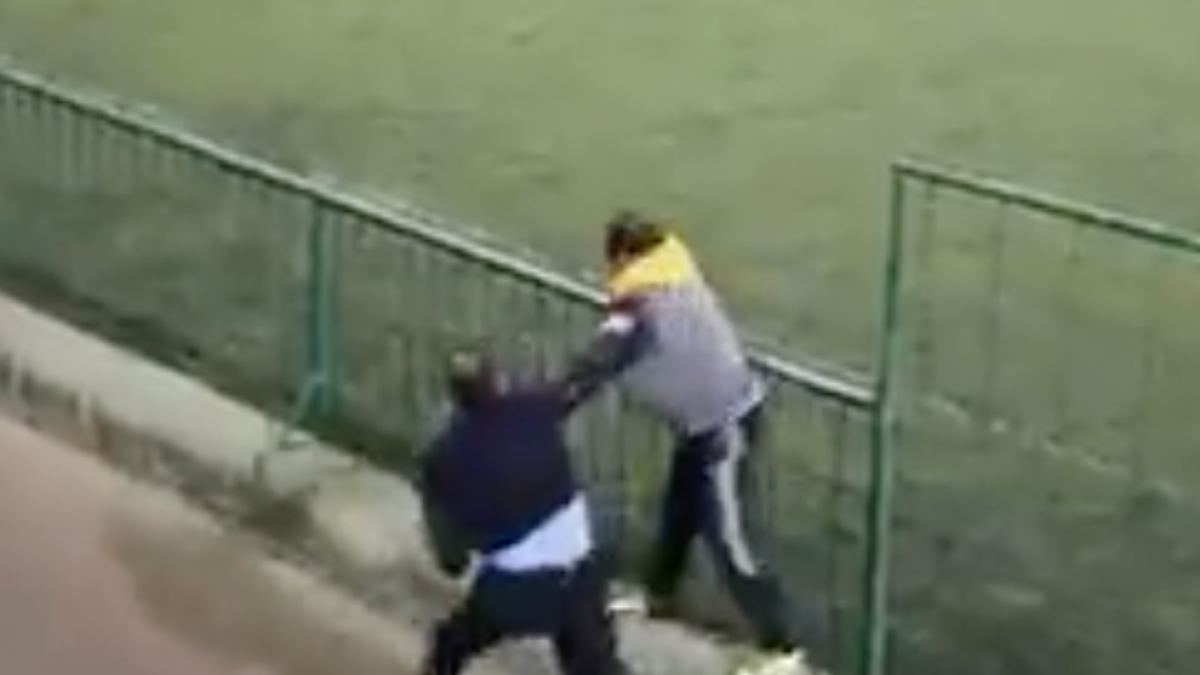 Captura del video de la pelea entre los dos padres