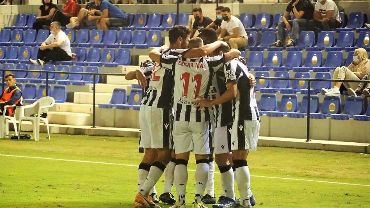 Los jugadores del próximo rival del Nàstic celebran un gol esta temporada, en la cual el ascenso es la meta única.