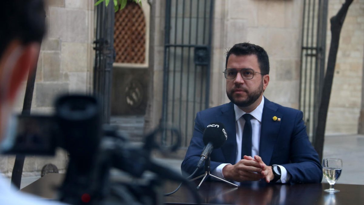 Una càmera grava el president de la Generalitat, Pere Aragonès, durant l'entrevista amb l'ACN.