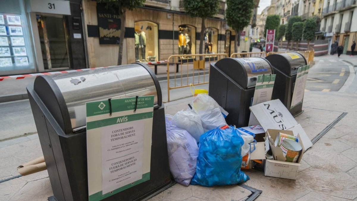 Els contenidors ubicats al tram del raval de Santa Anna ara tallat arran de l'avenç de les obres.