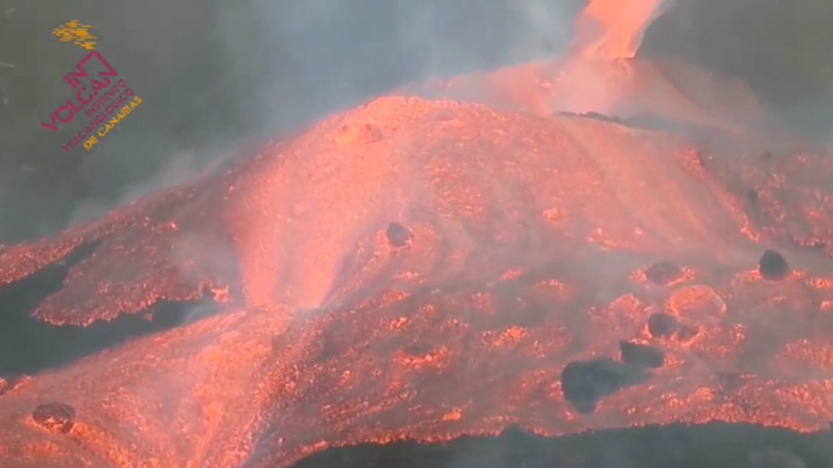 La lava ha trencat el con del volcà.