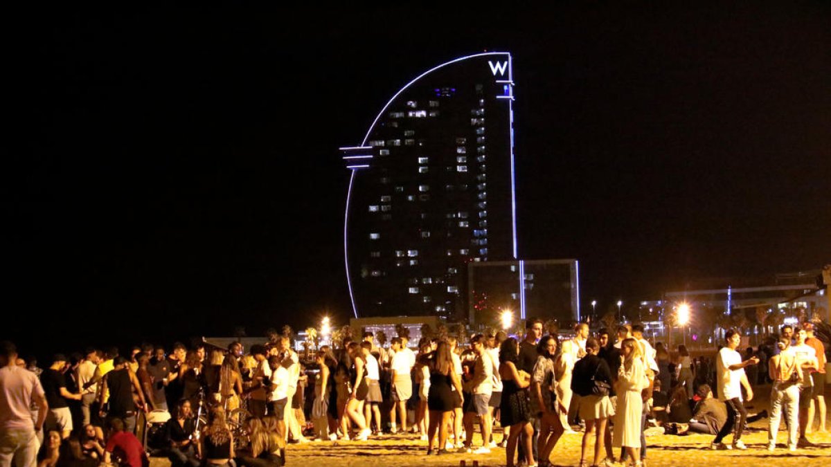 La platja de la Barceloneta vora la una de la matinada la primera nit de toc de queda.