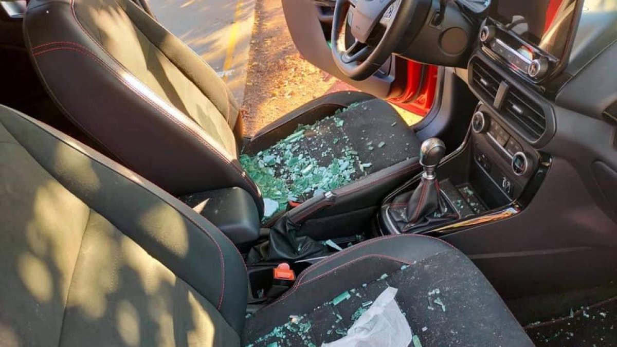 Imagen de los destrozos en uno de los vehículos estacionados en el barrio del Pilar la madrugada del día 12 de octubre.