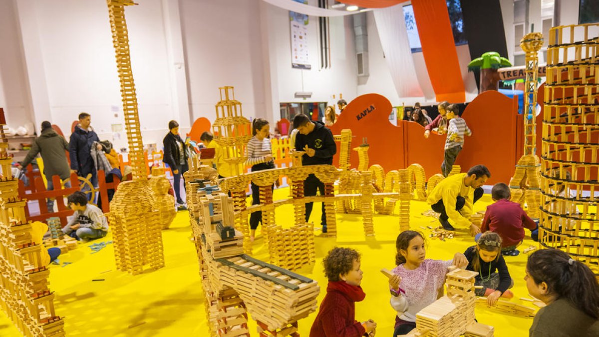 Nens participant en una activitat del Parc de Nadal de l'any 2019, l'últim celebrat.