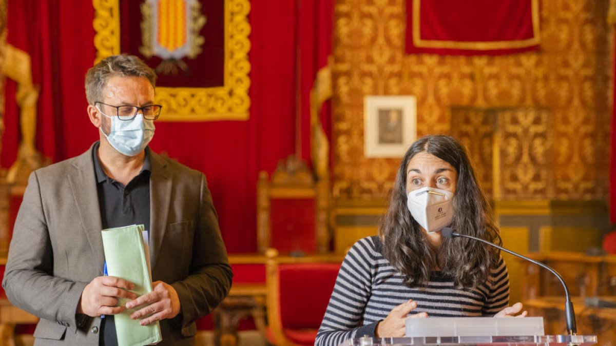 Jordi Dies, gerent d'SMHAUSA i la consellera d'habitatge, Eva Miguel, ahir a la presentació del pla.