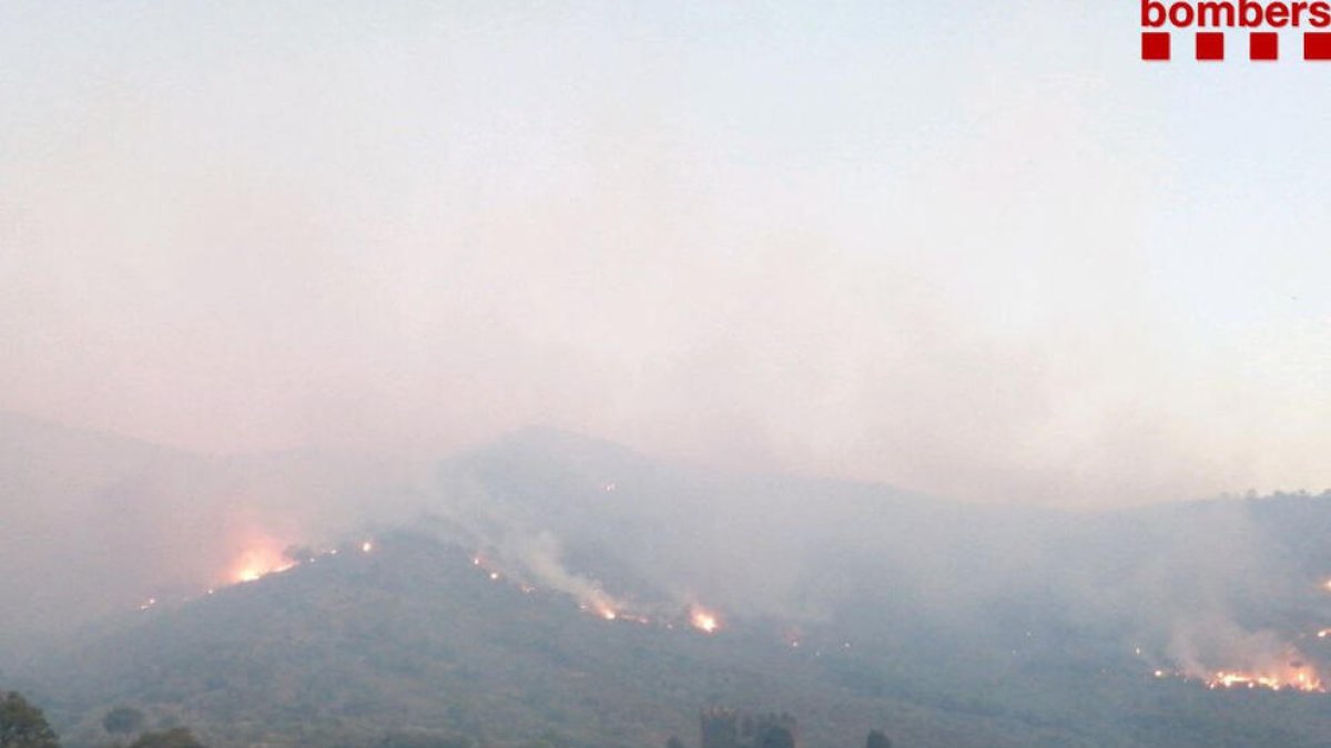 El incendio forestal de Llançà afecta a 453 hectáreas y sigue «muy inestable»