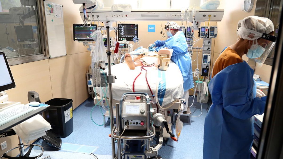 Imatge d'arxiu d'un box en una UCI hospitalària.