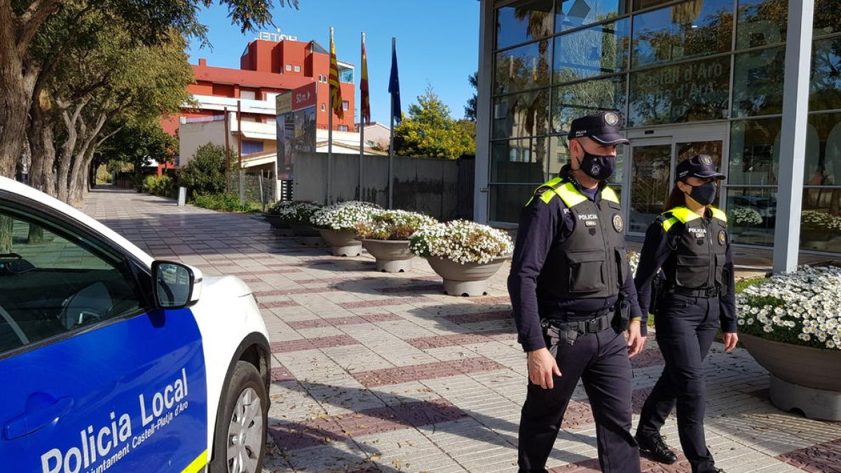 Una patrulla de la Policia Local de Platja d'Aro passa per davant la comissaria.