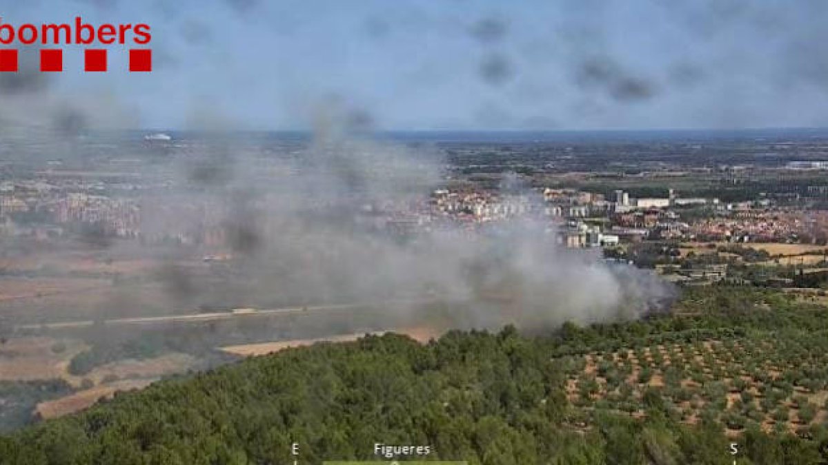 La columna de humo del incendio de Vilafant, a la zona del monte de en Corella y a tocar de la AP-7.
