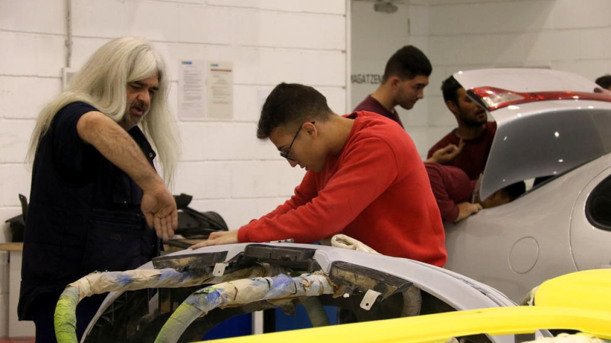 Pla obert d'un alumne del Centre de Formació Professional d'Automoció.