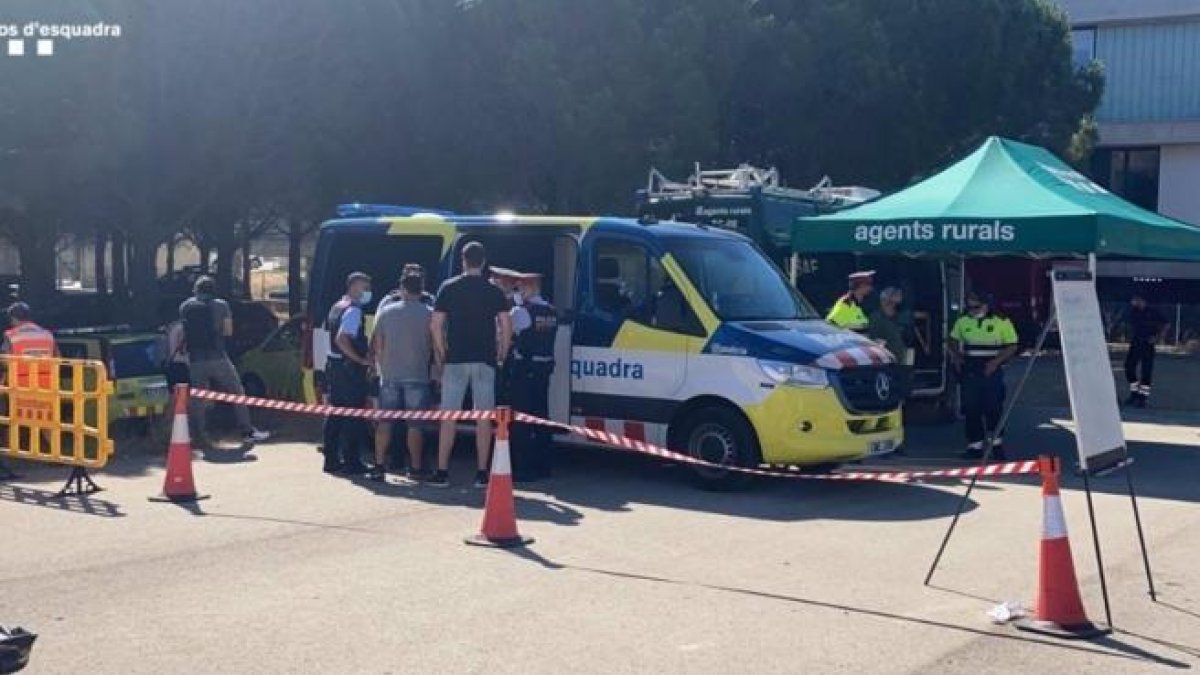 Agentes de la unidad científica de los Mossos d'Esquadra analizan el ADN del cigarrillo sospechoso.