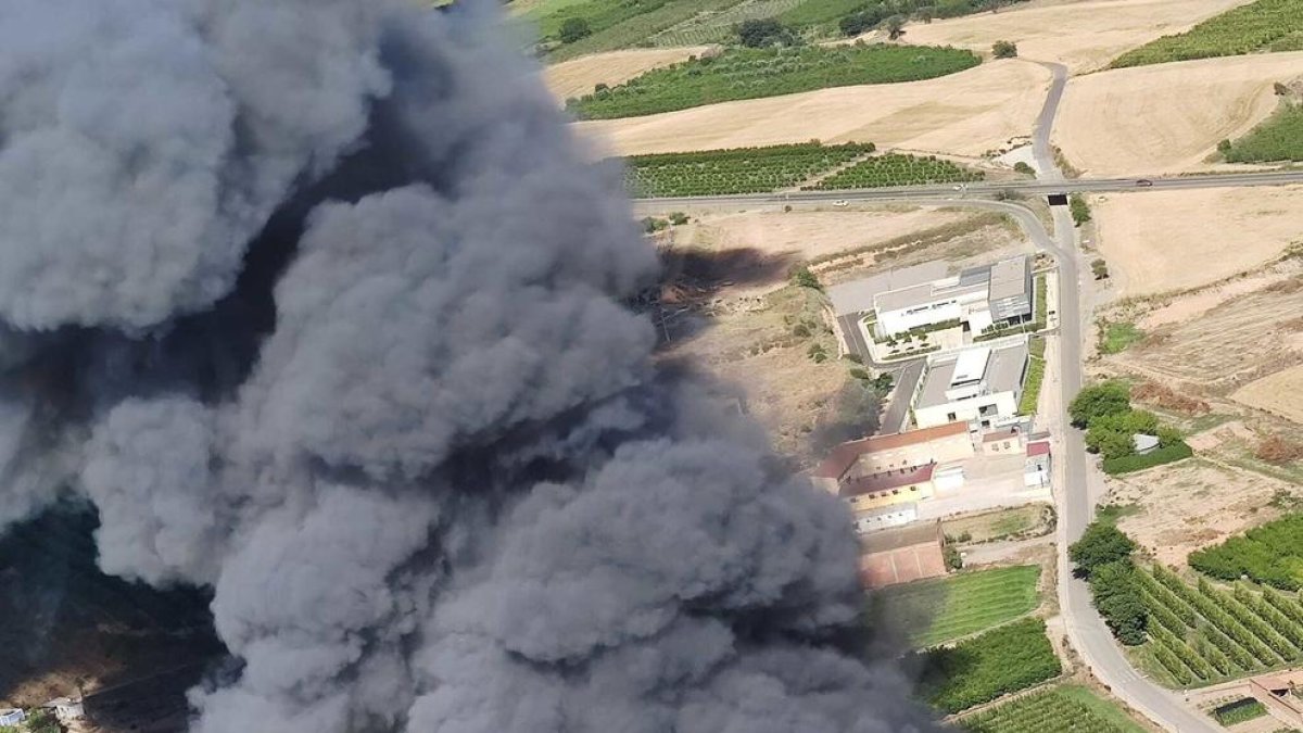 Incendio de un camión frigorífico y dos naves en Torrelameu.