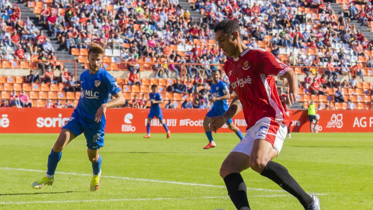 Pablo Fernández en una acción del partido jugado contra el Linares.