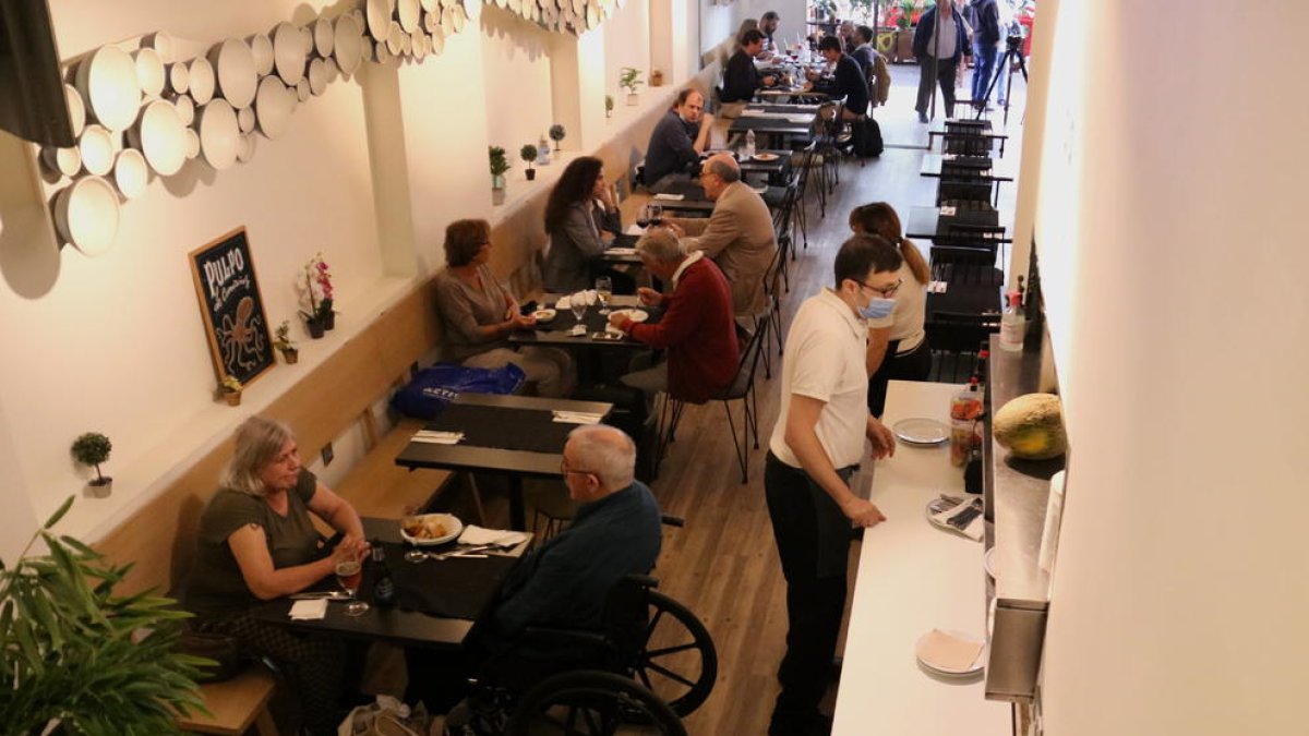 El restaurante Ocho Patas en el primer día que se permite un aforo del 100% en el interior de los locales de restauración.