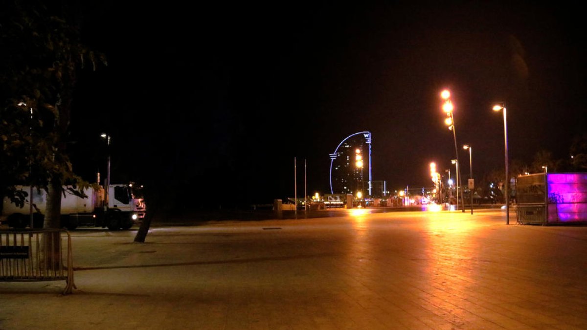 La plaça del Mar, a la Barceloneta, buida després del toc de queda nocturn.