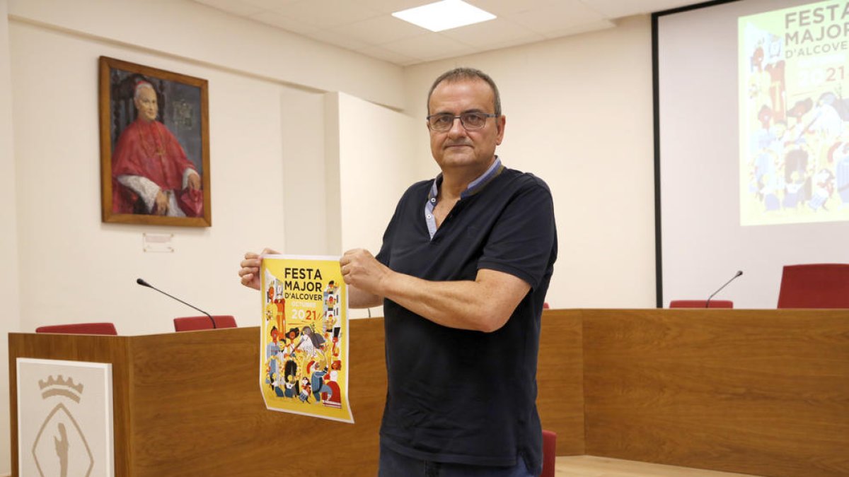 El regidor de Cultura, Josep M. Girona, mostrando el cartel.