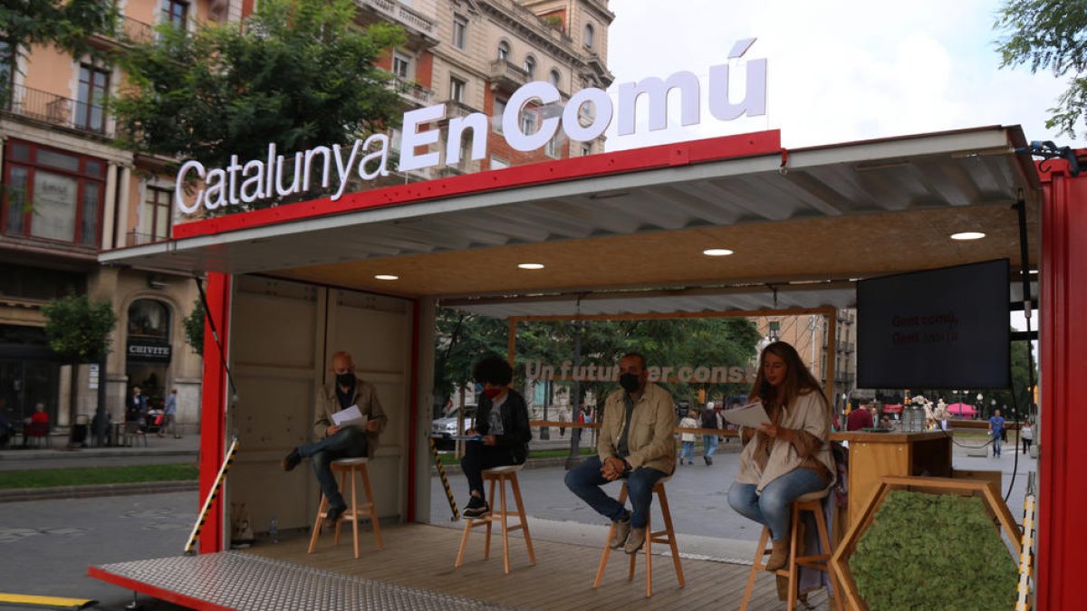 La portavoz de En común Podem en el Congreso, Aina Vidal, del secretario general de CCOO, Javier Pacheco, entre otros, participando en el debate El Trabajo en el siglo XXI hecho a Tarragona.