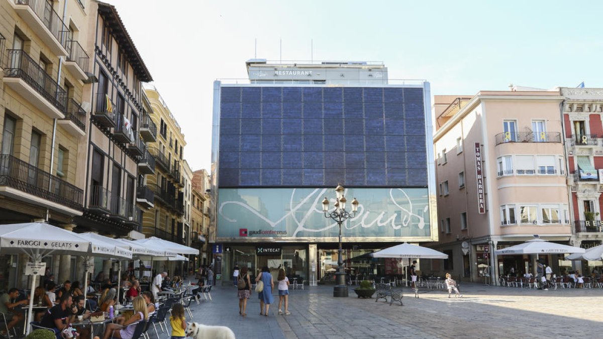 Imagen de archivo de las terrazas de los diferentes locales ubicados en la plaza del Mercadal a Reus.