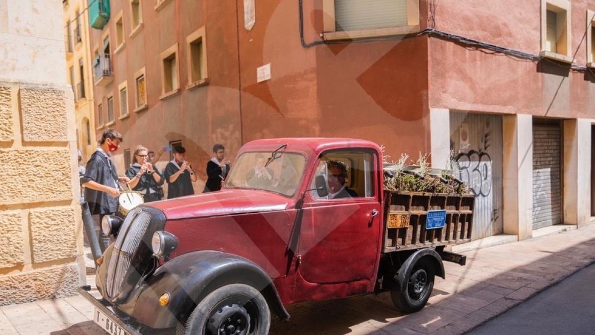 L'aigua de Sant Magí va arribar al Portal del Carro transportada per un cotxe d'època.