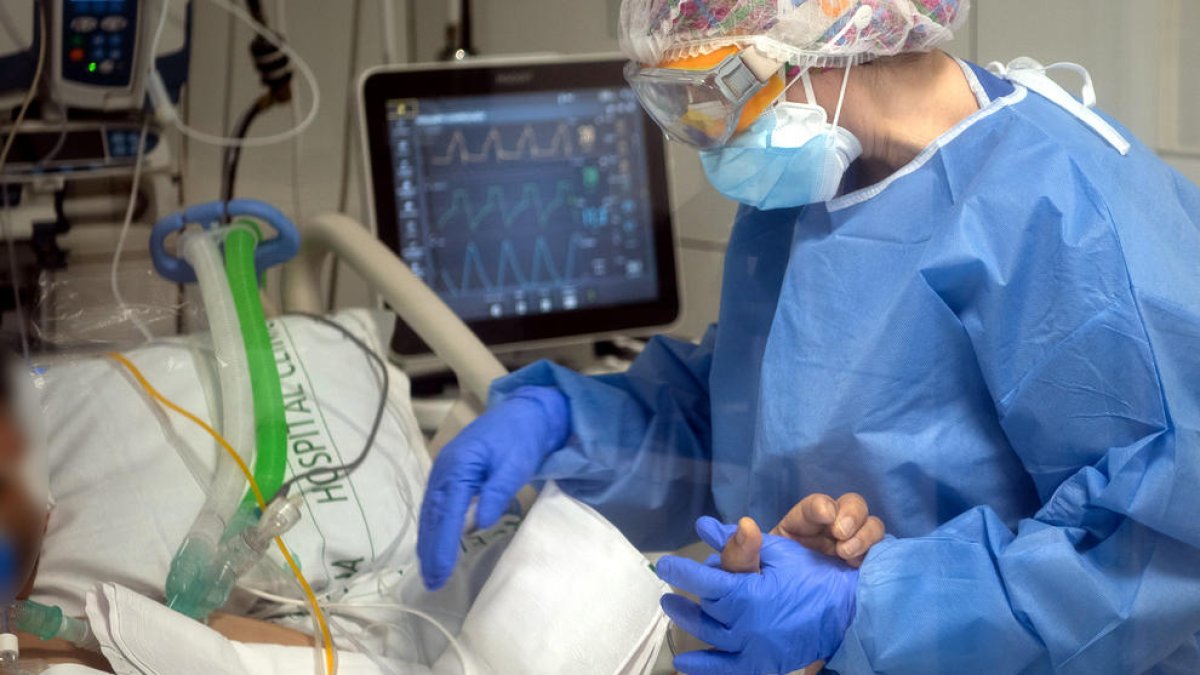 Imatge d'un pacient afectat de covid-19 a una unitat de cures intensives.