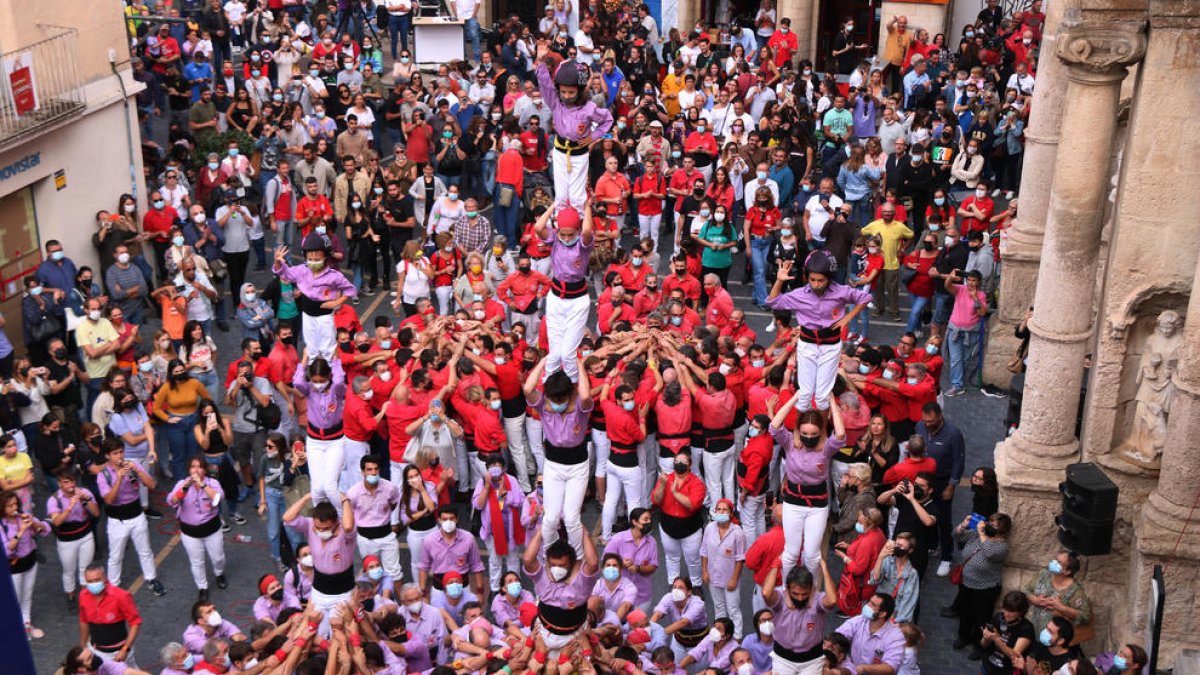 Pla general dels castellers de la colla Jove Xiquets de Tarragona carregant pilars a la diada castellera de Santa Teresa del Vendrell.