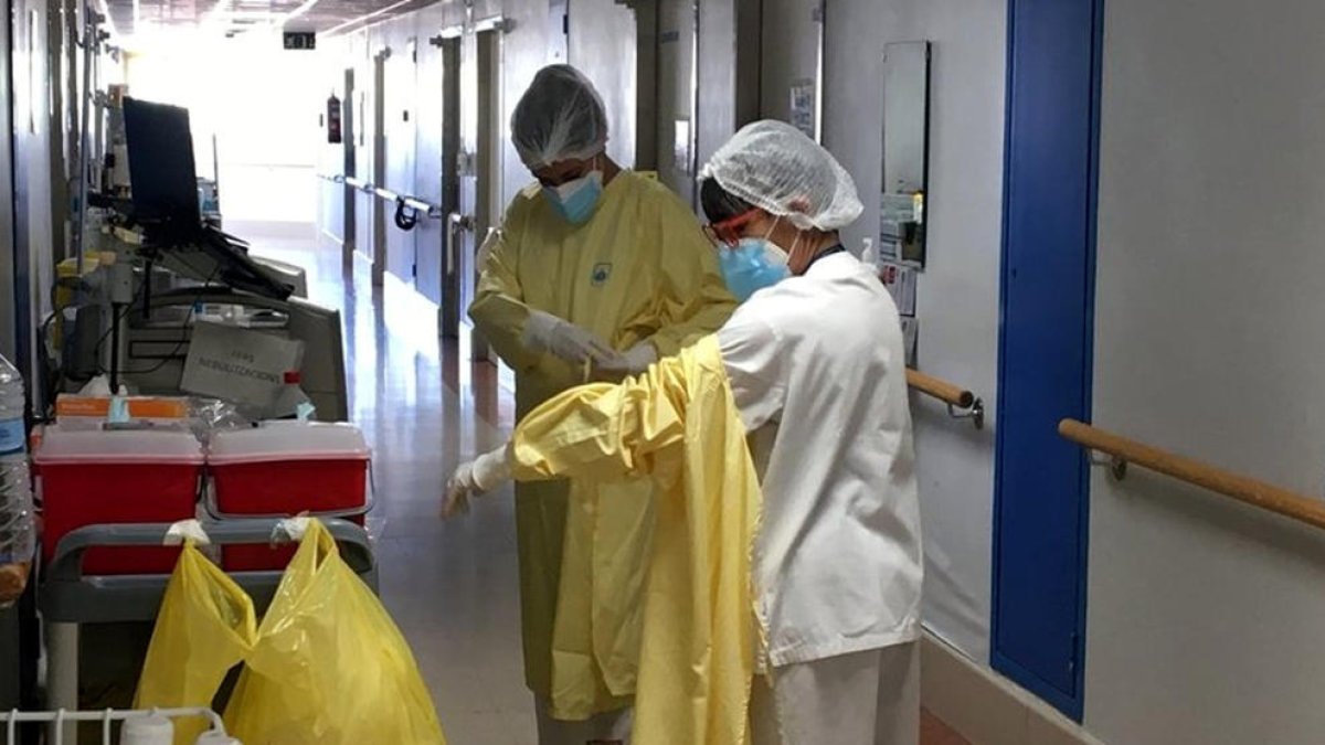 Dues sanitàries a la planta d'aïllament covid de l'hospital de Palamós.