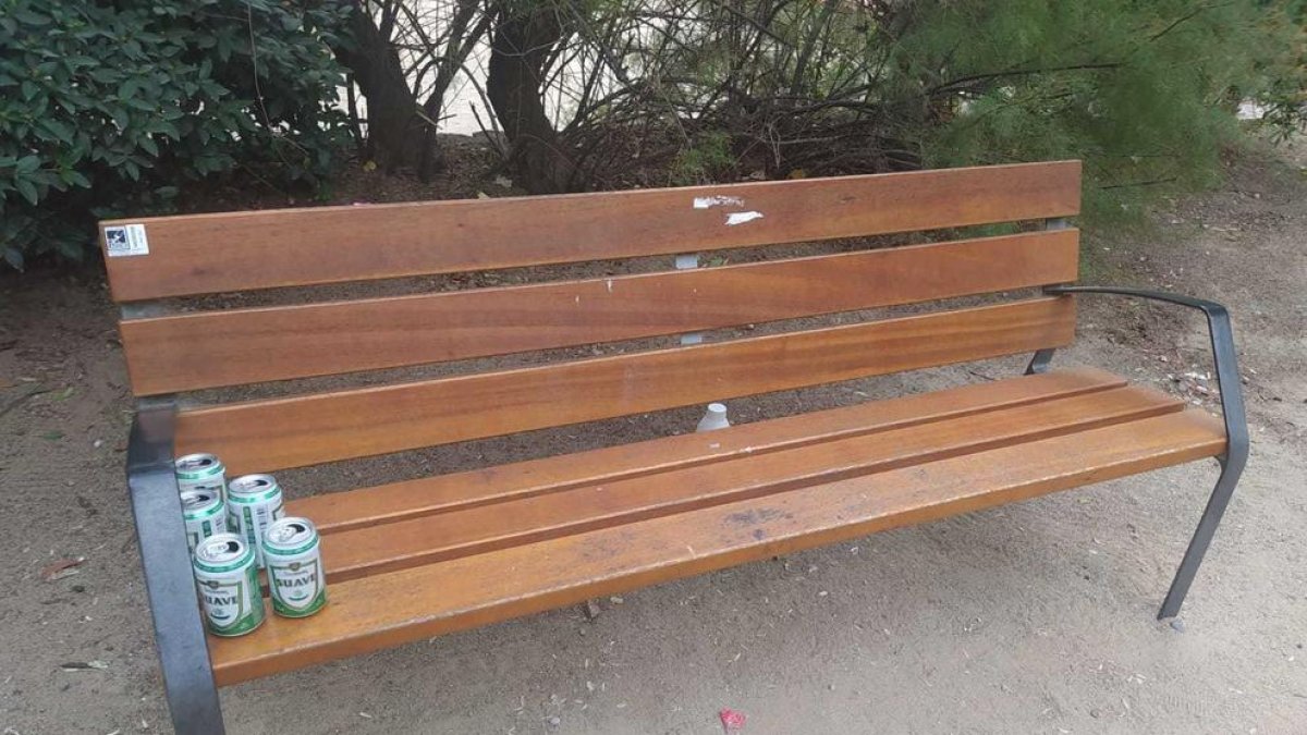 Un banc amb llaunes de cervesa.