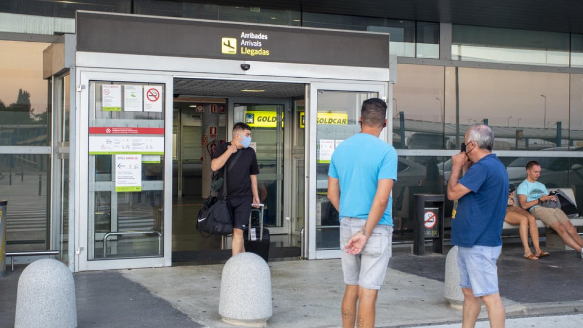 Imatge de passatgers d'un avió aterrat ahir a l'aeroport de Reus provinent d'East Midlands.