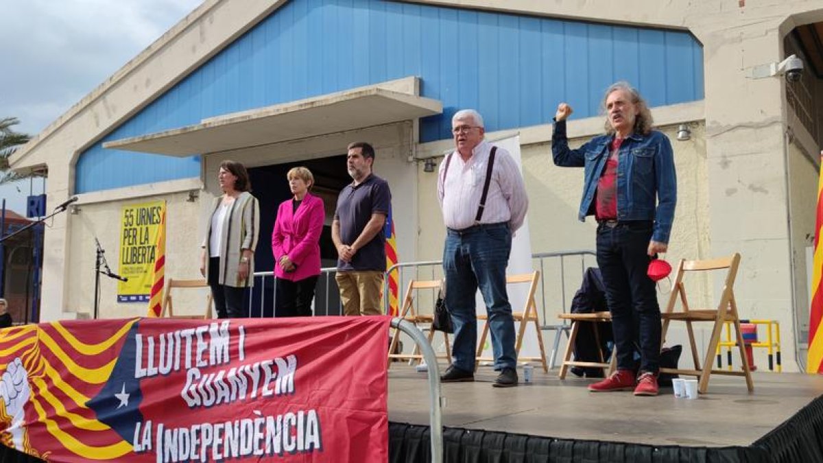 Elisenda Paluzie, Carme Forcadell, Jordi Sánchez, Agustí Alcoberro i Joan Reig durant 'Els Segadors'.