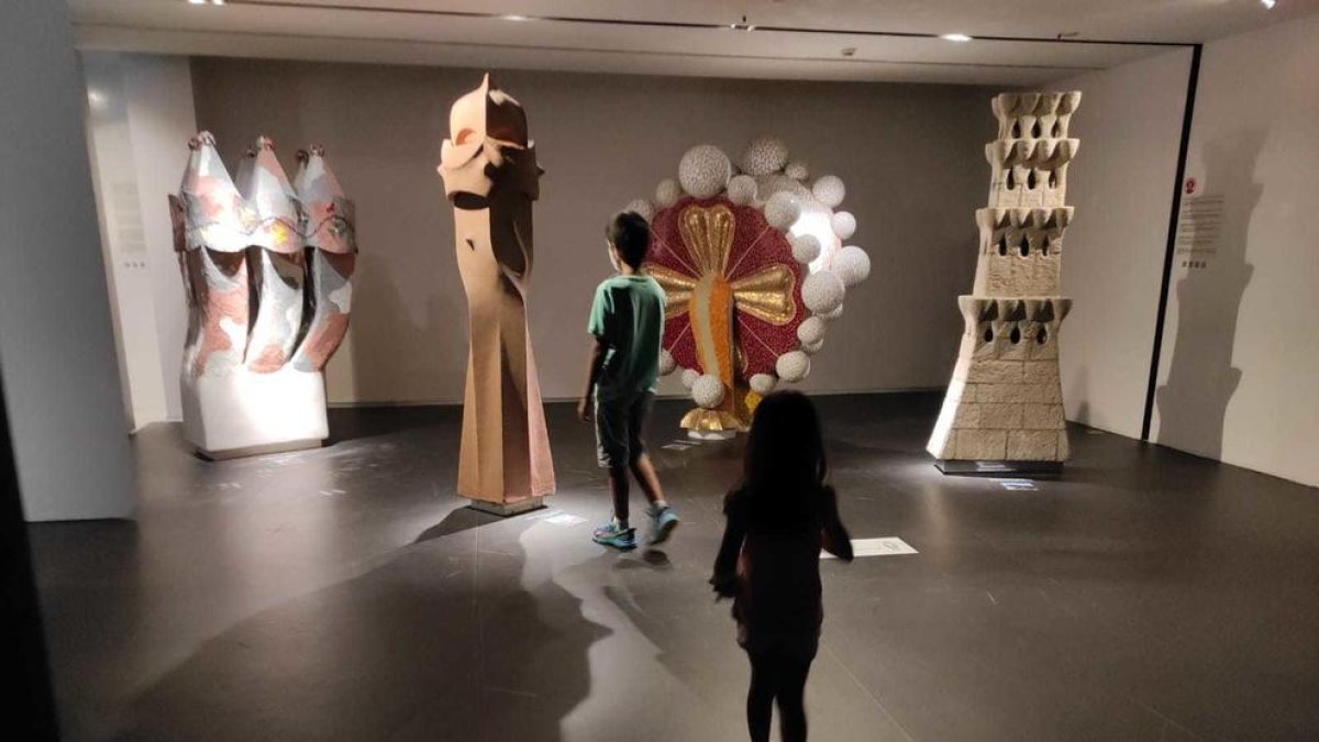 Los hijos de Sylvia Marchant durante la visita al Gaudí Centre.