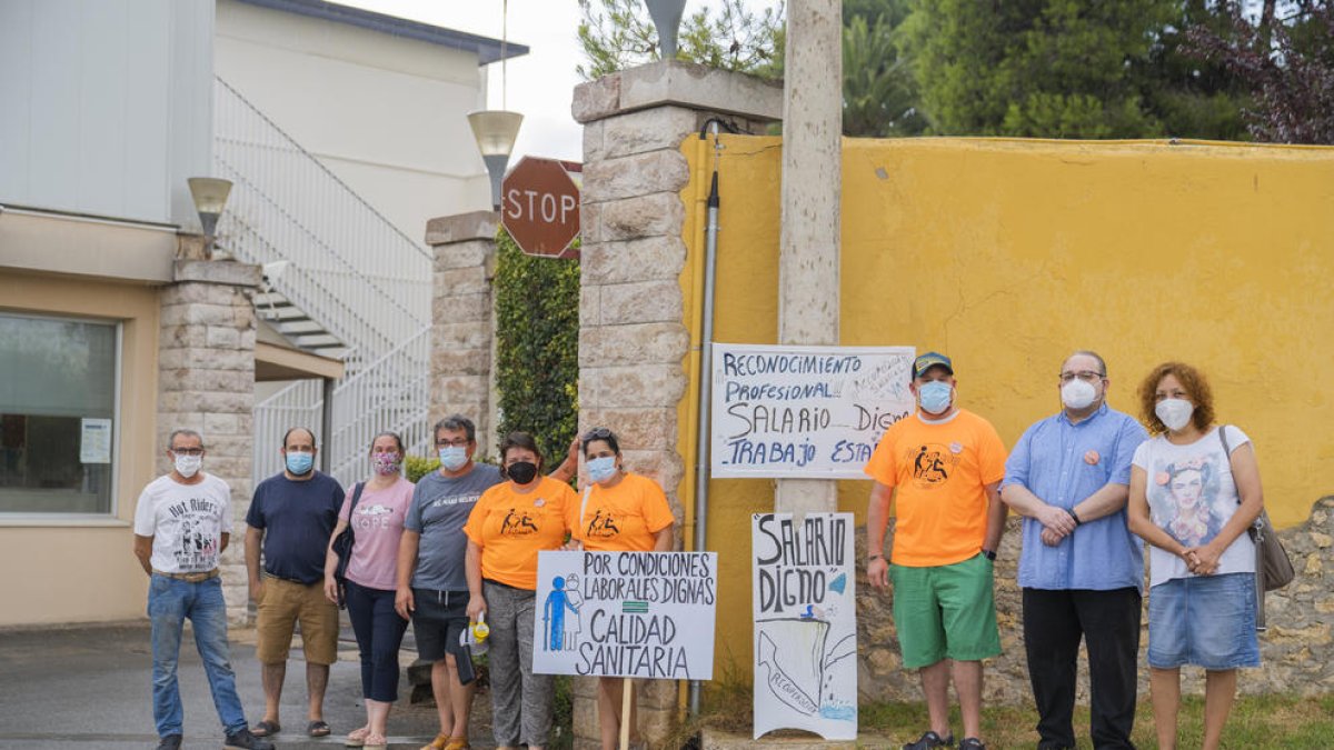 Algunos de los trabajadores concentrados a las puertas del centro de trabajo para informar de la huelga.