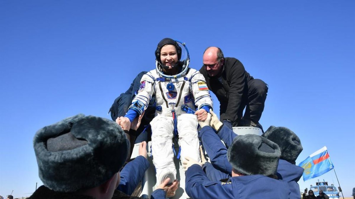 La actriz Yulia Peresild después de que tocara tierra la expedición.