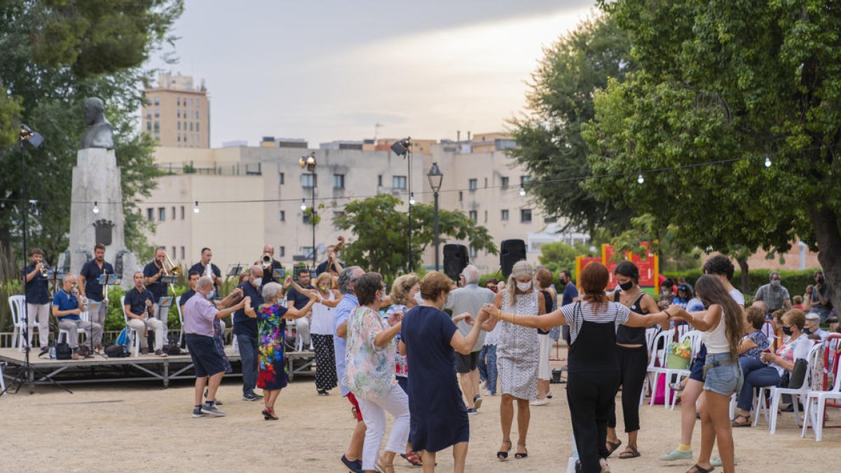 Imagen de la bailada de sardanas.