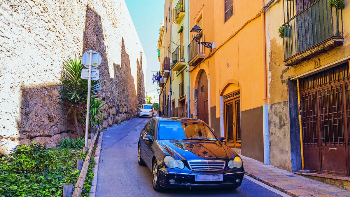 La poca amplada del carrer i les voreres són un perill.