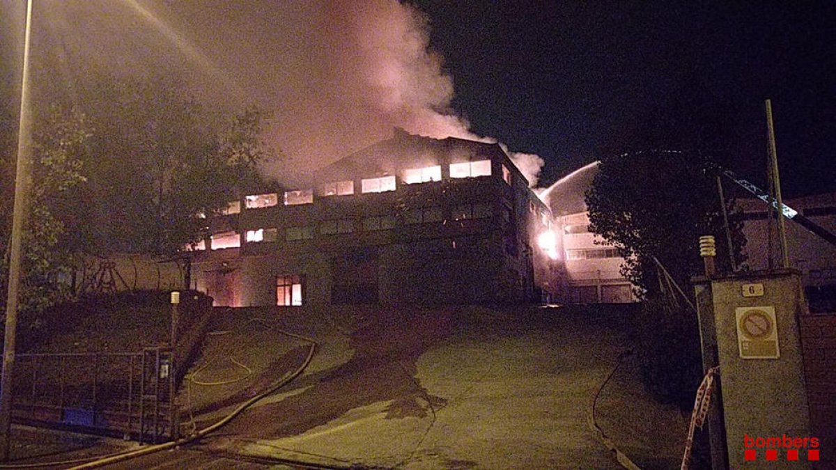 Imatge de l'incendi cremant una indústria de fabricació d'espelmes de Sentmenat.