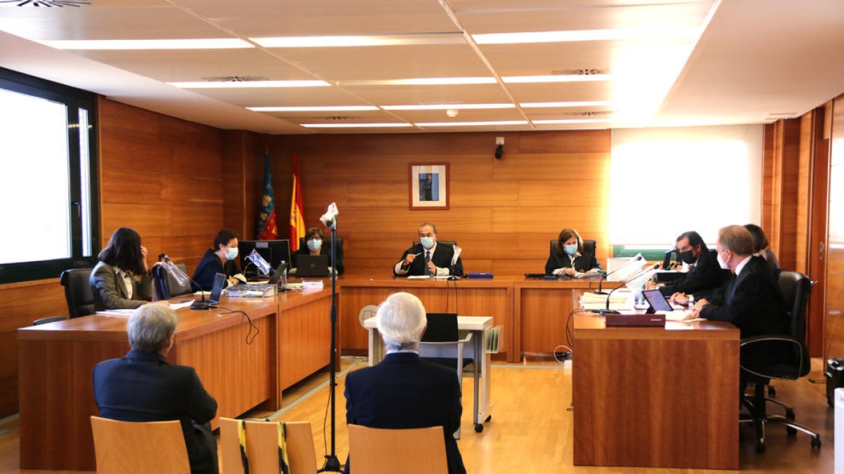 El expresidente d'Escal UGS, Recaredo del Potro (derecha) y el exconsejero|exconseller delegado, José Luis Martínez Dalmau (izquierda), sentados en el banquillo de los acusados en la primera jornada del juicio del Castor.