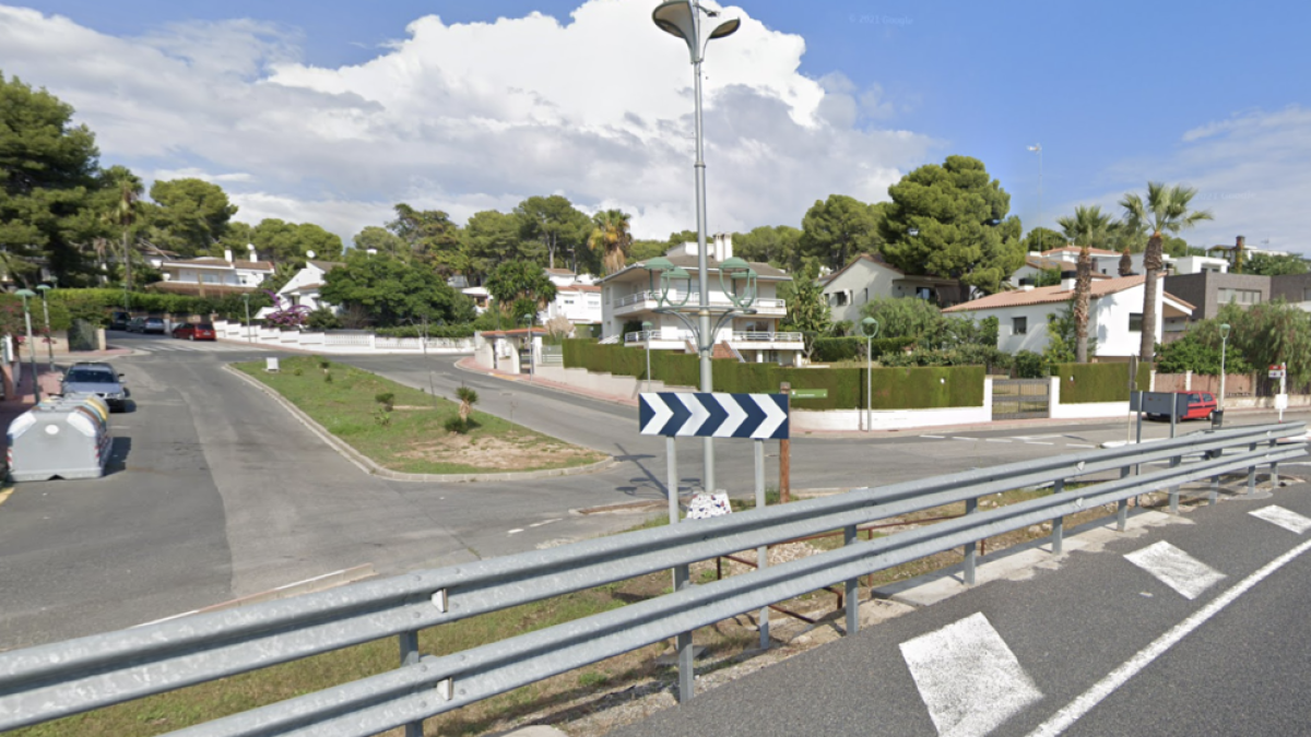 Imagen de la plaza Creu del Sud vista desde la carretera N-340.