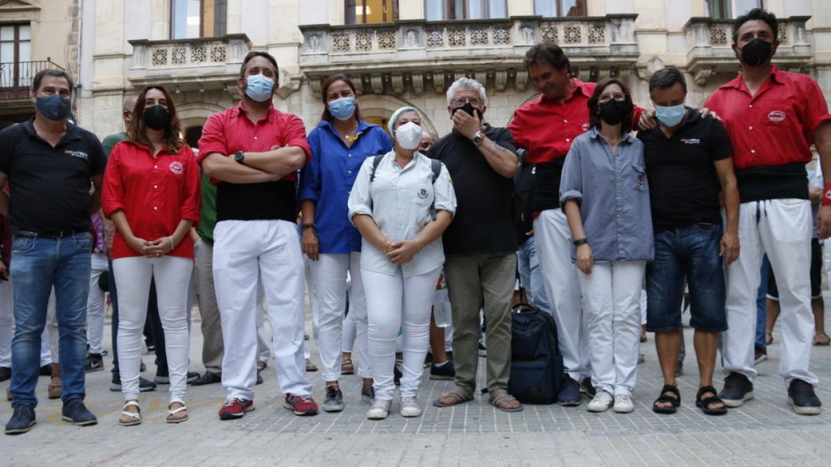 Presidentes y capataces de varias pandillas castelleras en la plaza del Blat.