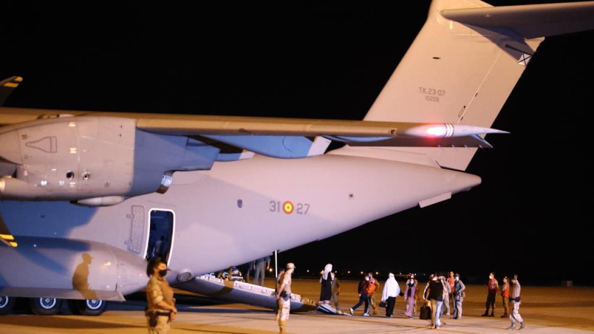 Plano general de la llegada a Madrid del primer avión militar con una cincuentena de evacuados de Afganistán.