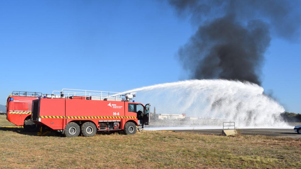 Pla general del simulacre d'accident aeronàutic a l'aeroport de Reus.