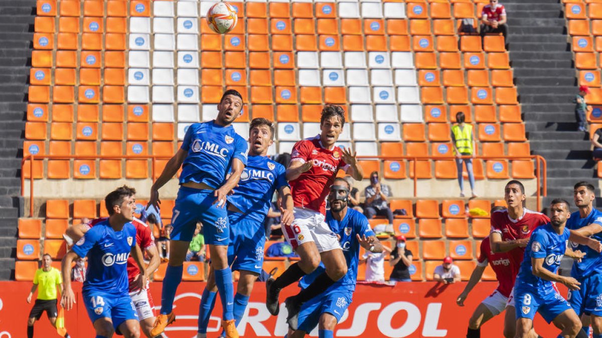 Ribelles lucha por una pelota dentro del área rival.