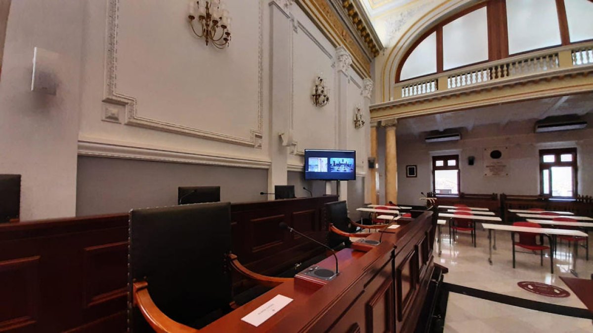 Pla general de la sala de plens de Reus, abans de la sessió plenària en format híbrid que es celebrarà aquest divendres.