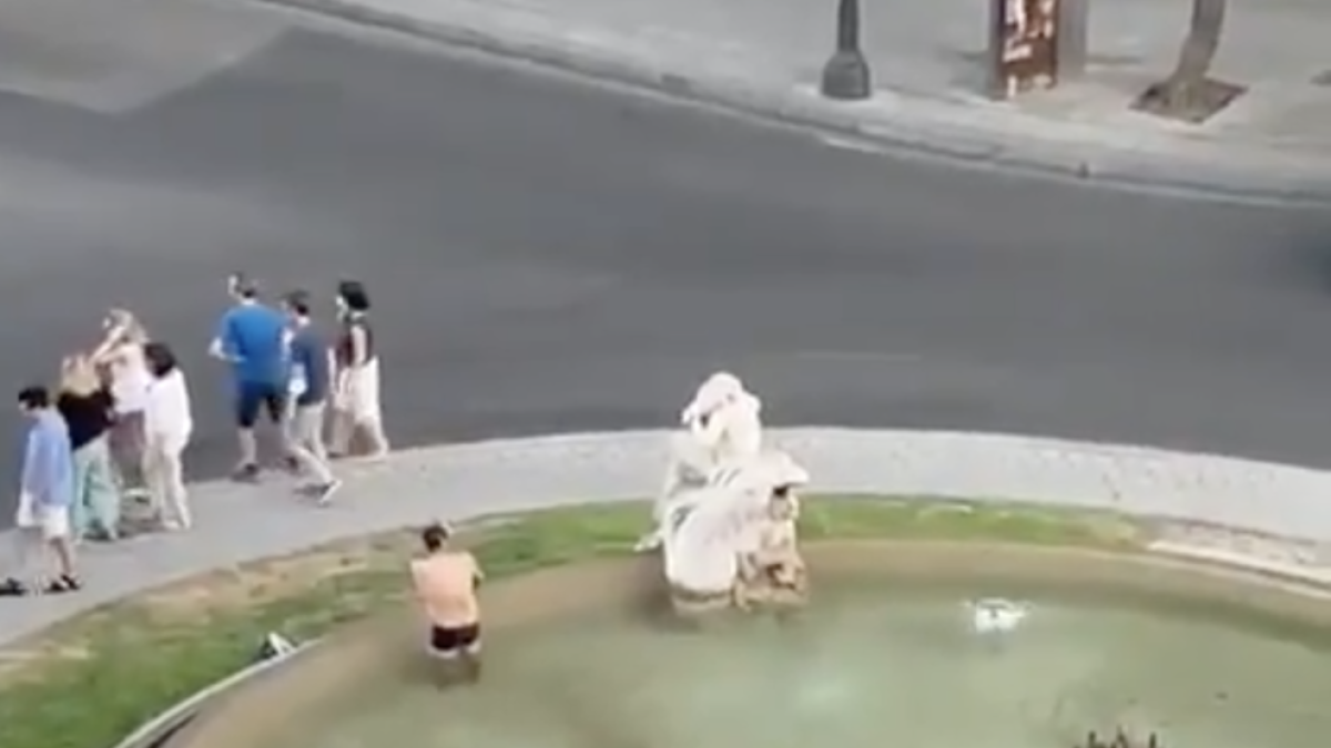 El hombre bañándose a la fuente del Centenario de la Rambla Nueva de Tarragona.