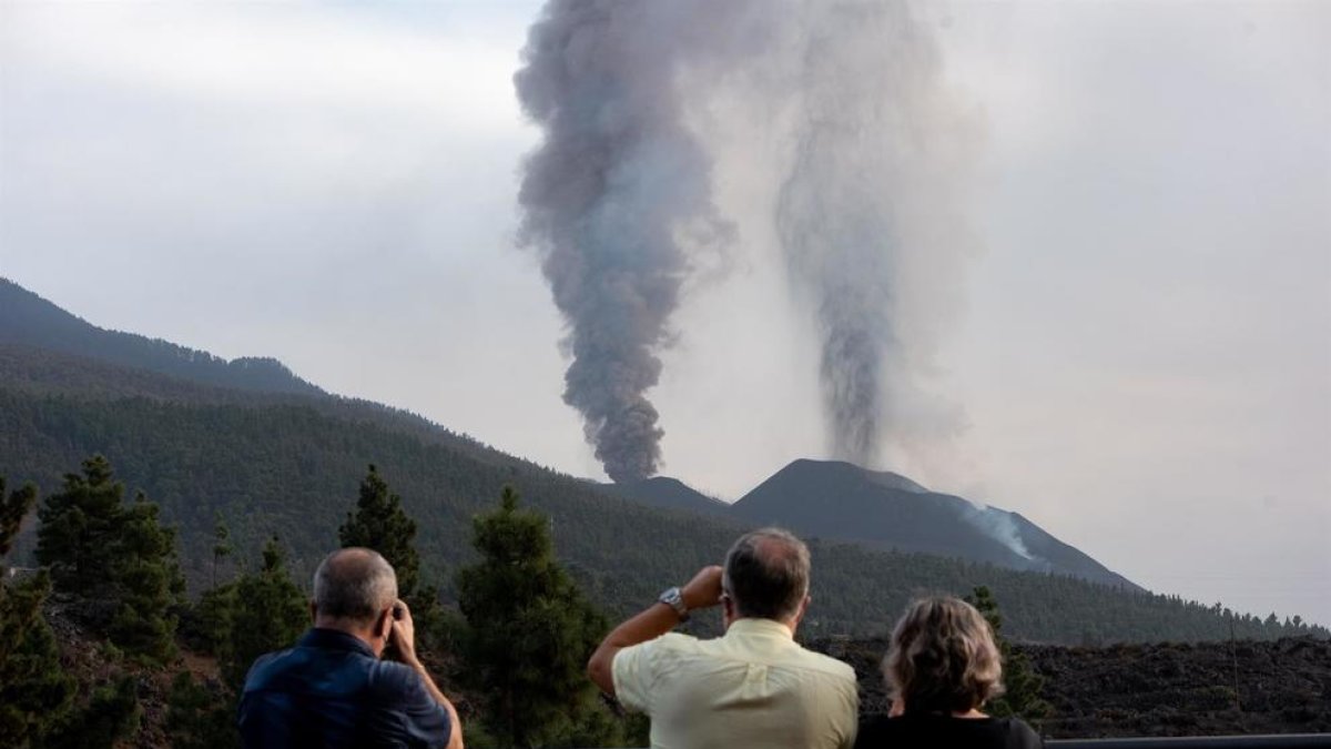 El volcán sigue vertiendo ceniza a toda la isla de la Palma.