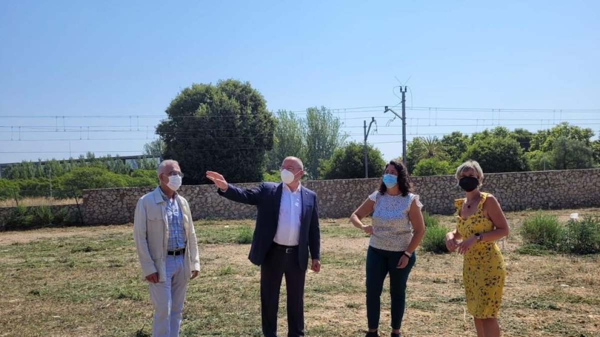 Carles Pellicer, Noemí Llauradó, Marina Berasategui y Andreu Martín en el emplazamiento de la estación