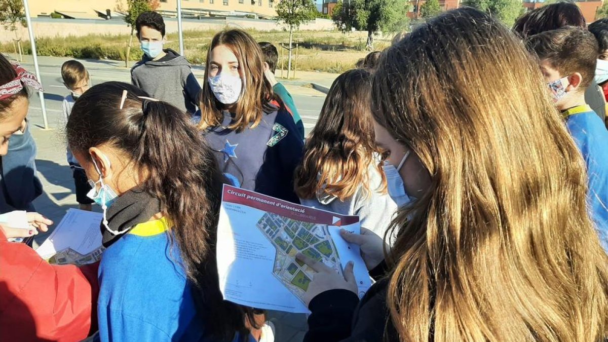 Nenes de sisè de primària d'Alberich i Casas durant la demostració dels nous circuits d'orientació.