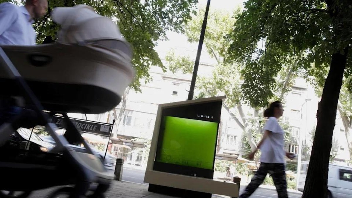 El acuario también sirve de banco y se mantiene con energía solar.