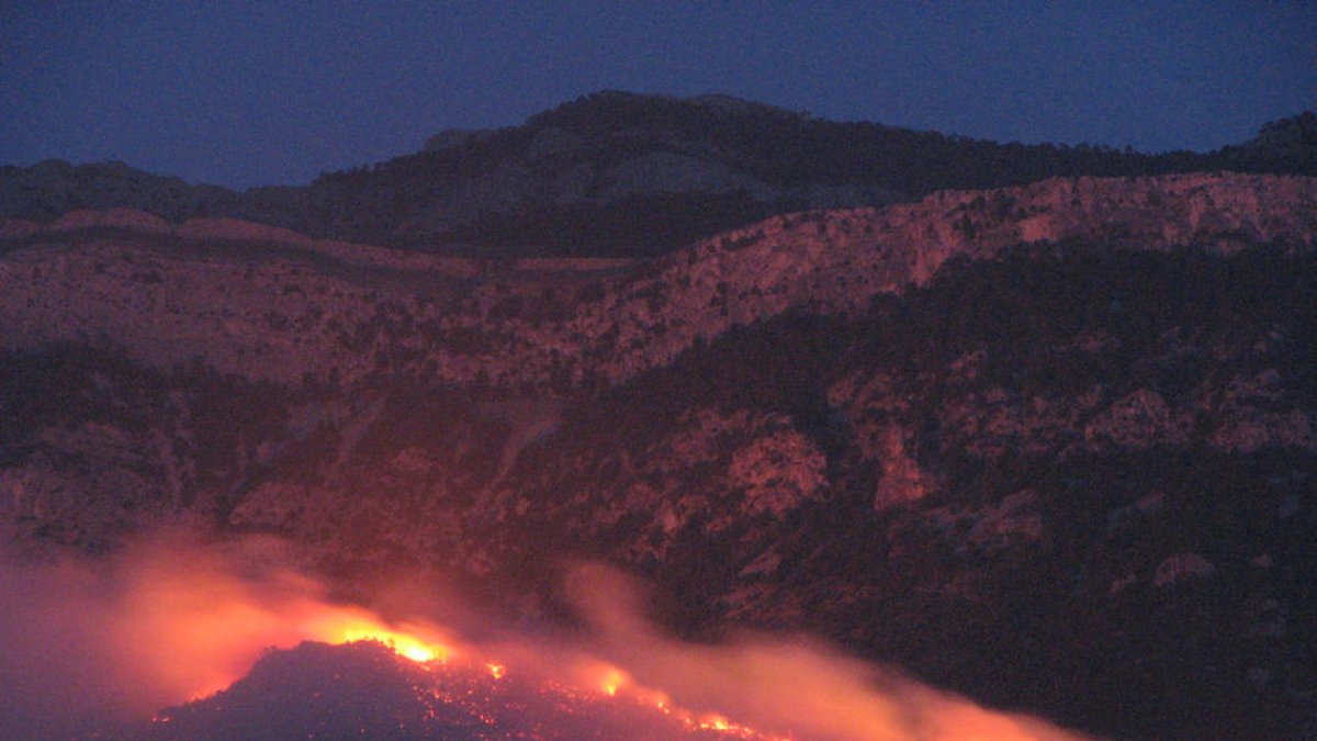 Una de les serralades dels Ports cremant durant l'incendi d'Horta de Sant Joan. Imatge del 23 de juliol del 2009.