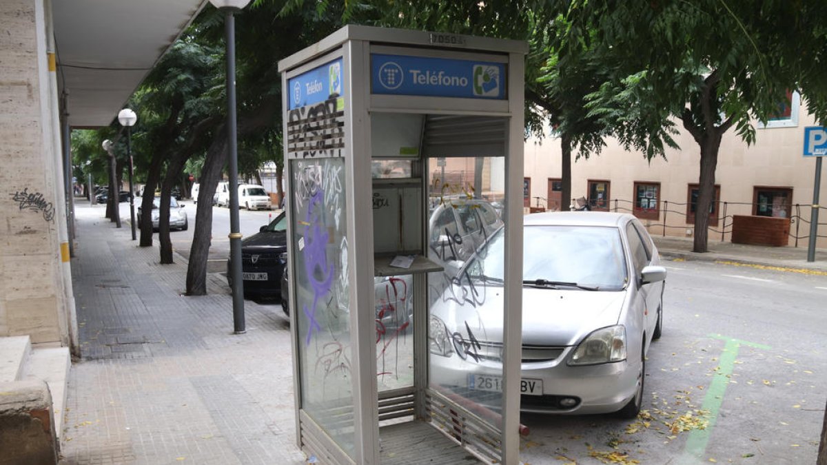 La cabina telefónica de modelo cerrado más antigua de Cataluña, situada en la calle Sant Antoni Maria Claret de Tarragona.