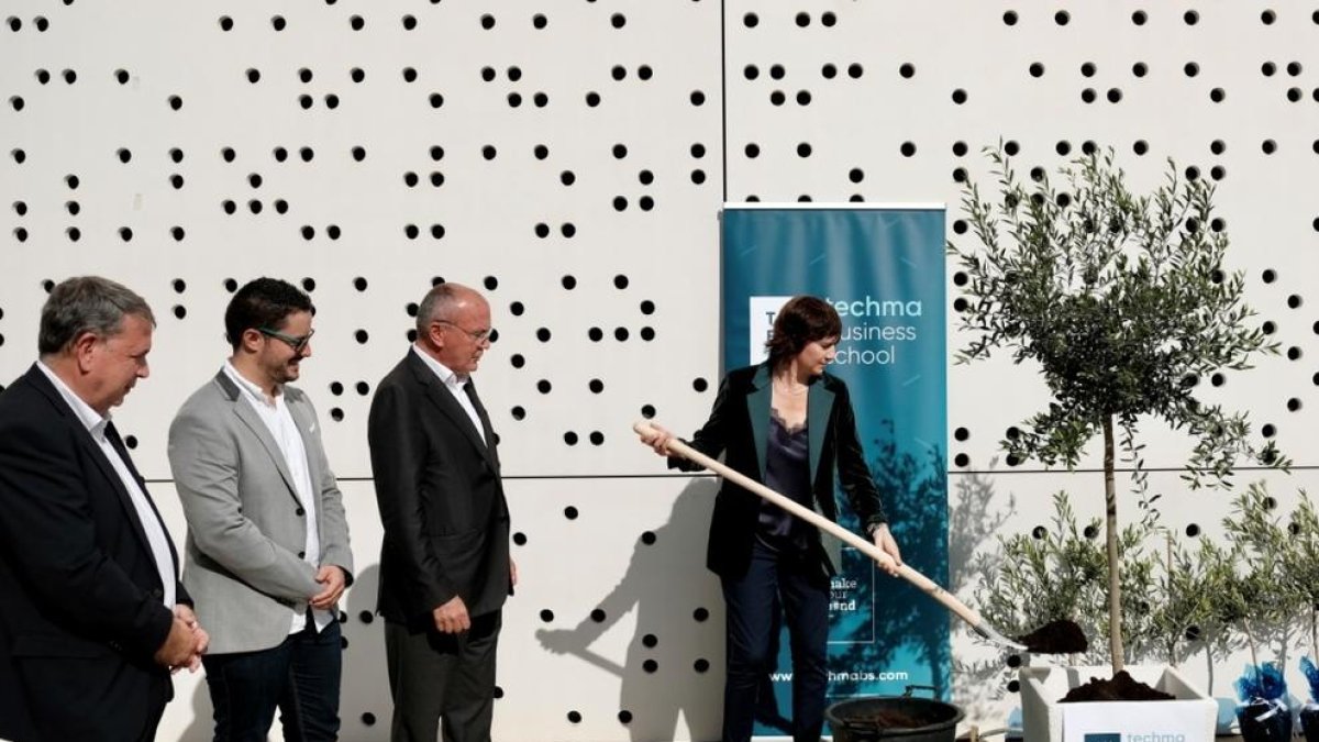 Imatge de la presentació de l'escola, amb la presència de l'alcalde i el regidor d'Empresa de la ciutat.